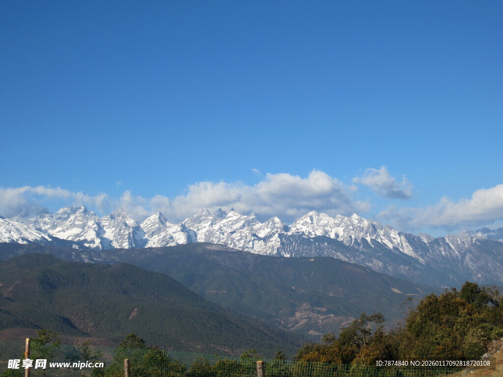 雪山远景 壮丽自然风光