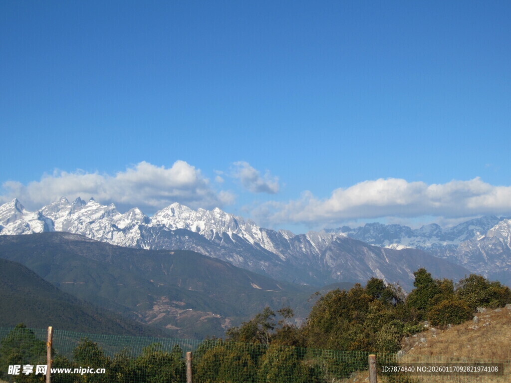 雪山蓝天间的壮丽山景