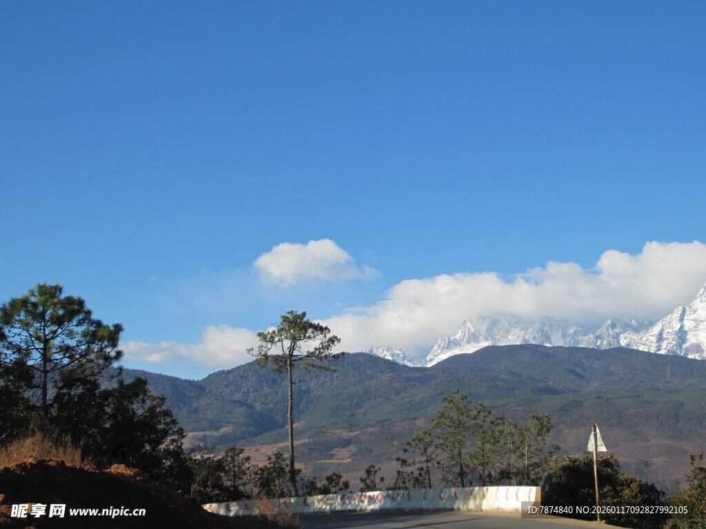 雪山下的宁静景致