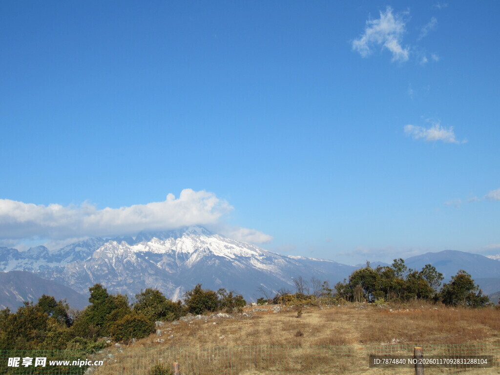 雪山远景与山间植被景观