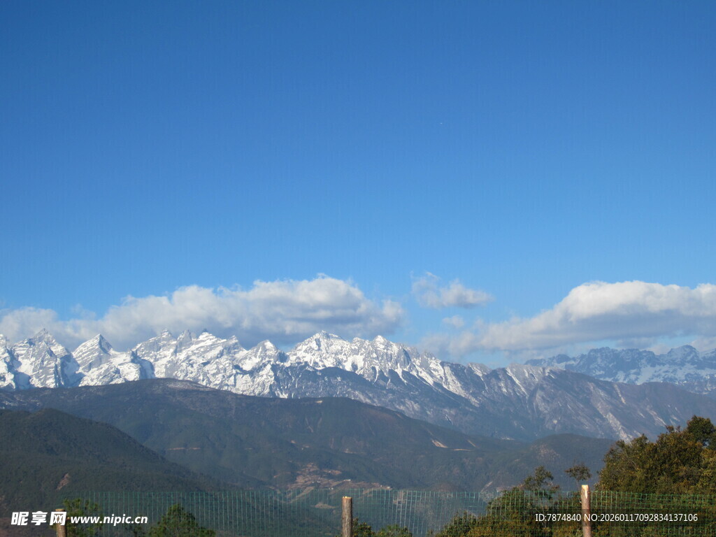 雪山蓝天美景