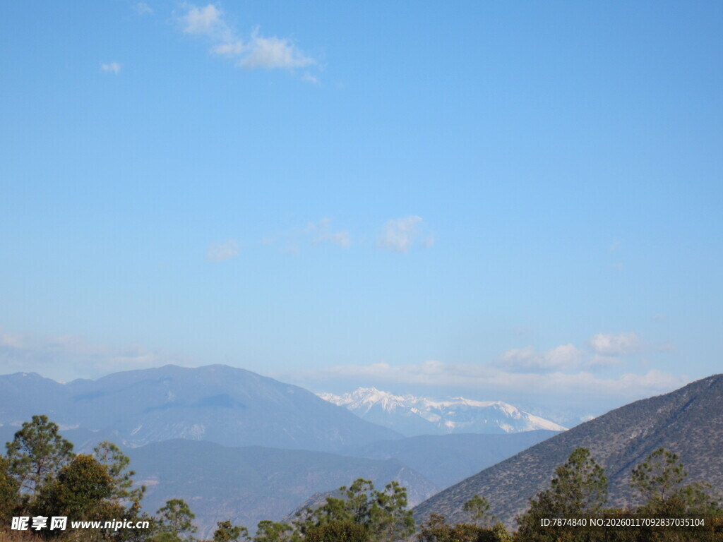 蓝天青山风景图
