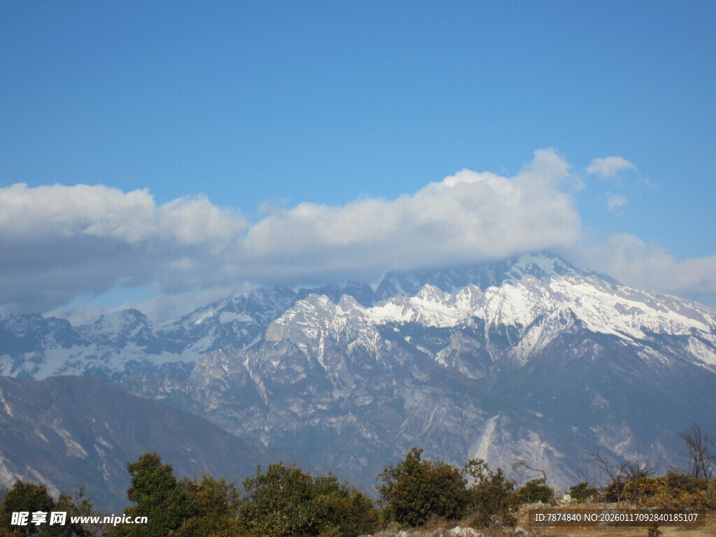 雪山远景 蓝天绿树相伴