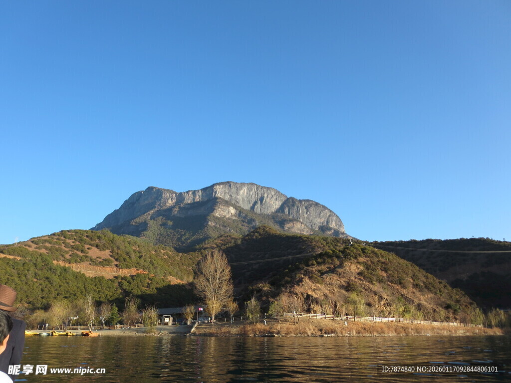 湖畔青山美景