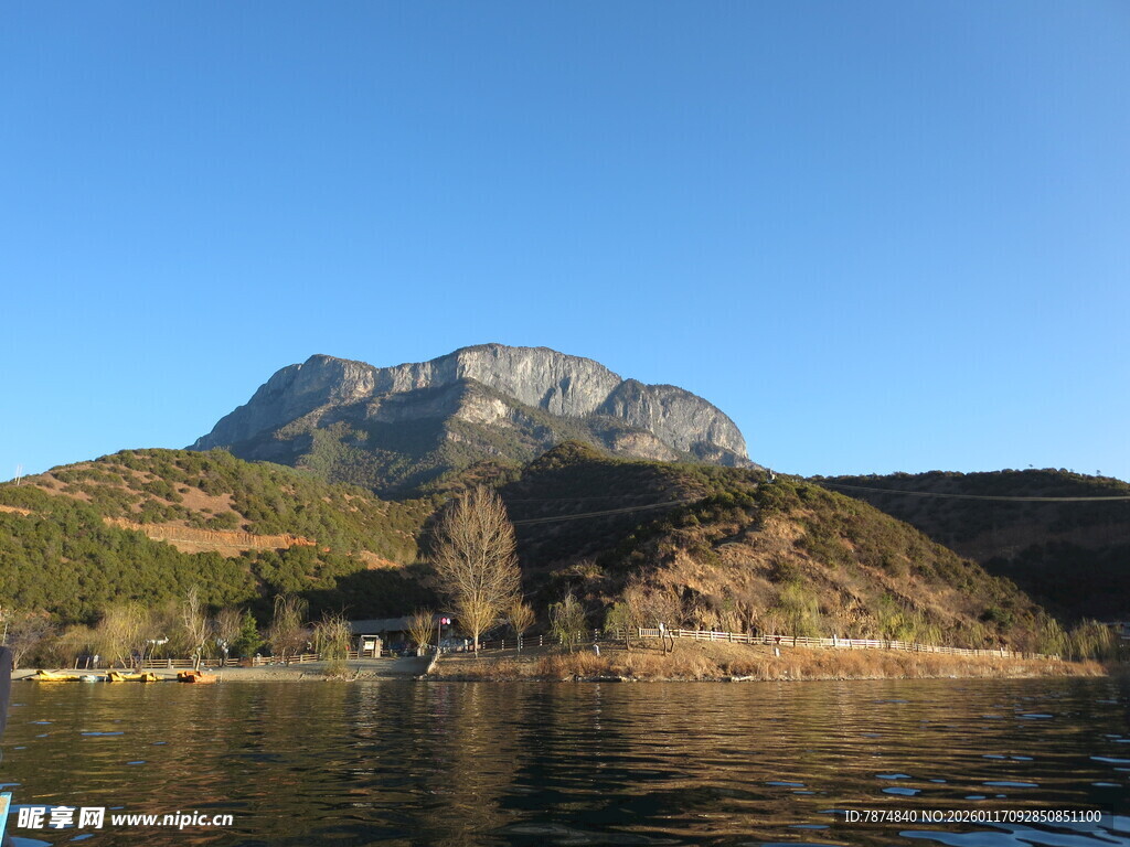 湖畔远山美景