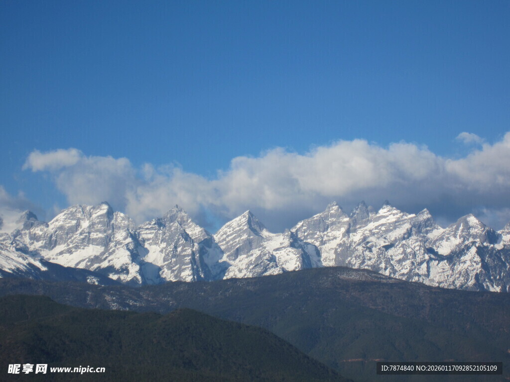 壮丽雪山蓝天白云美景
