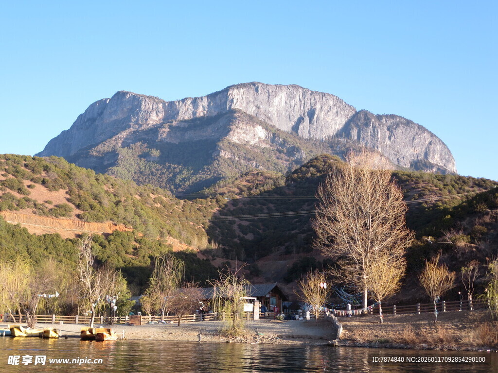 湖畔山峦美景