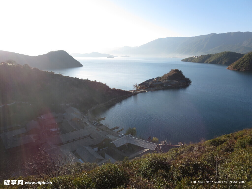 山间湖泊美景