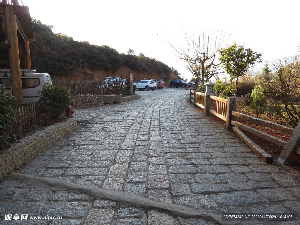 山间石板路 宁静自然景