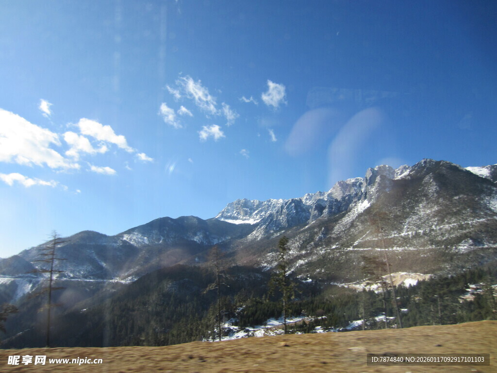 雪山蓝天美景