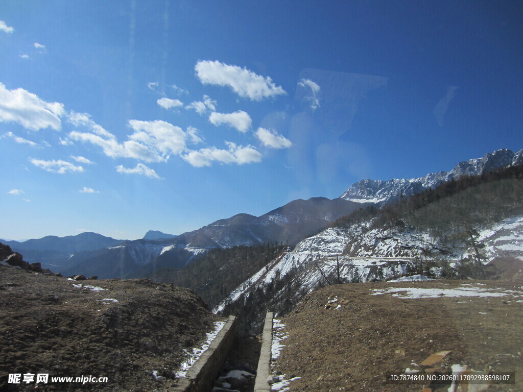 雪山旁的开阔山地风景
