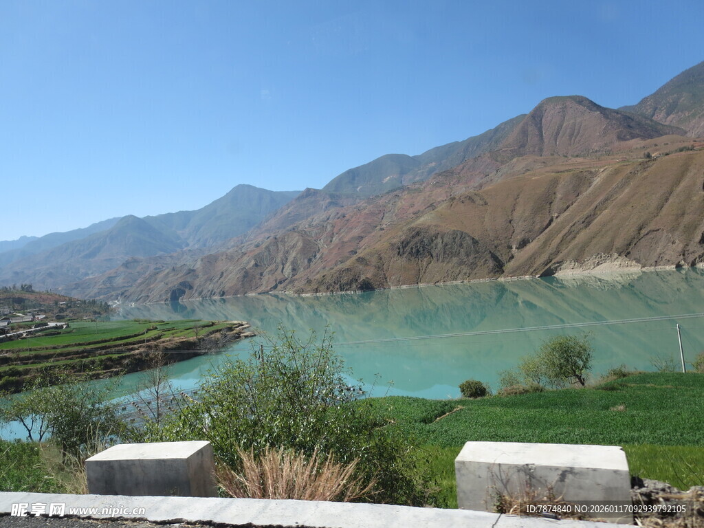 壮丽山河间的碧绿湖水