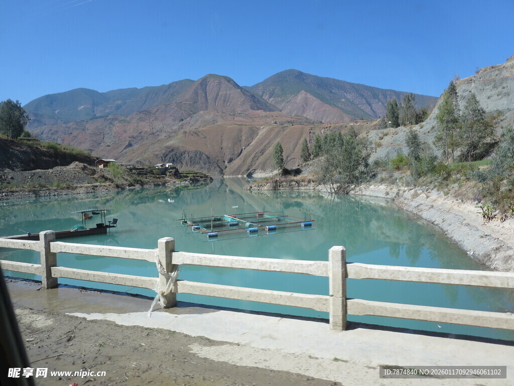 美丽湖畔风光