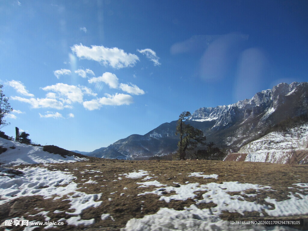 雪山蓝天的壮丽自然景观