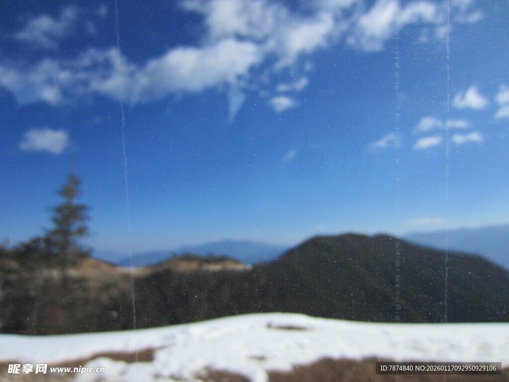 雪山蓝天美景