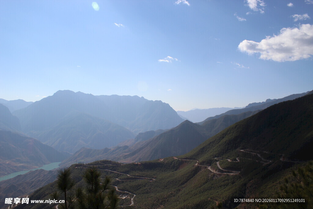 壮丽山峦间的开阔景致
