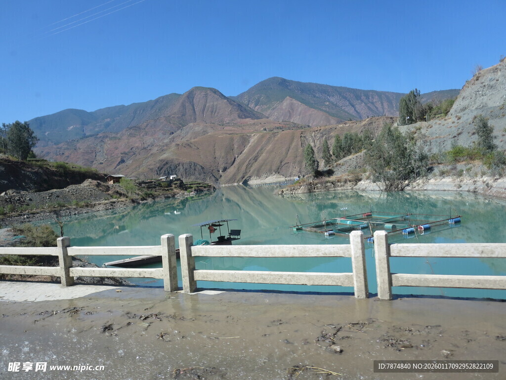 湖畔木栏旁的秀丽山水景