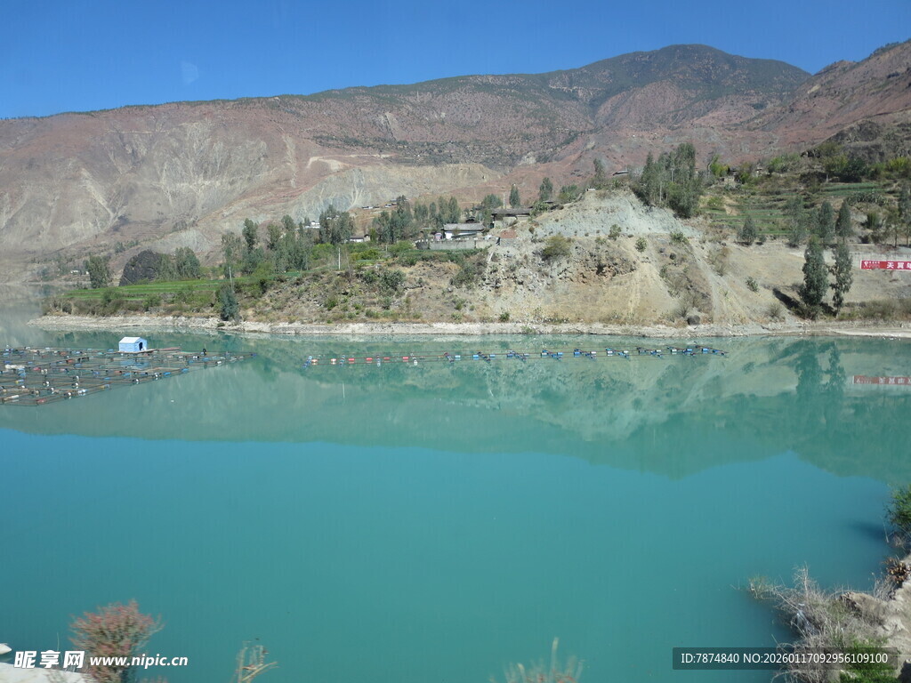碧绿湖水映远山风光