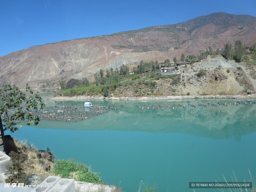 青山碧水间的秀丽湖景