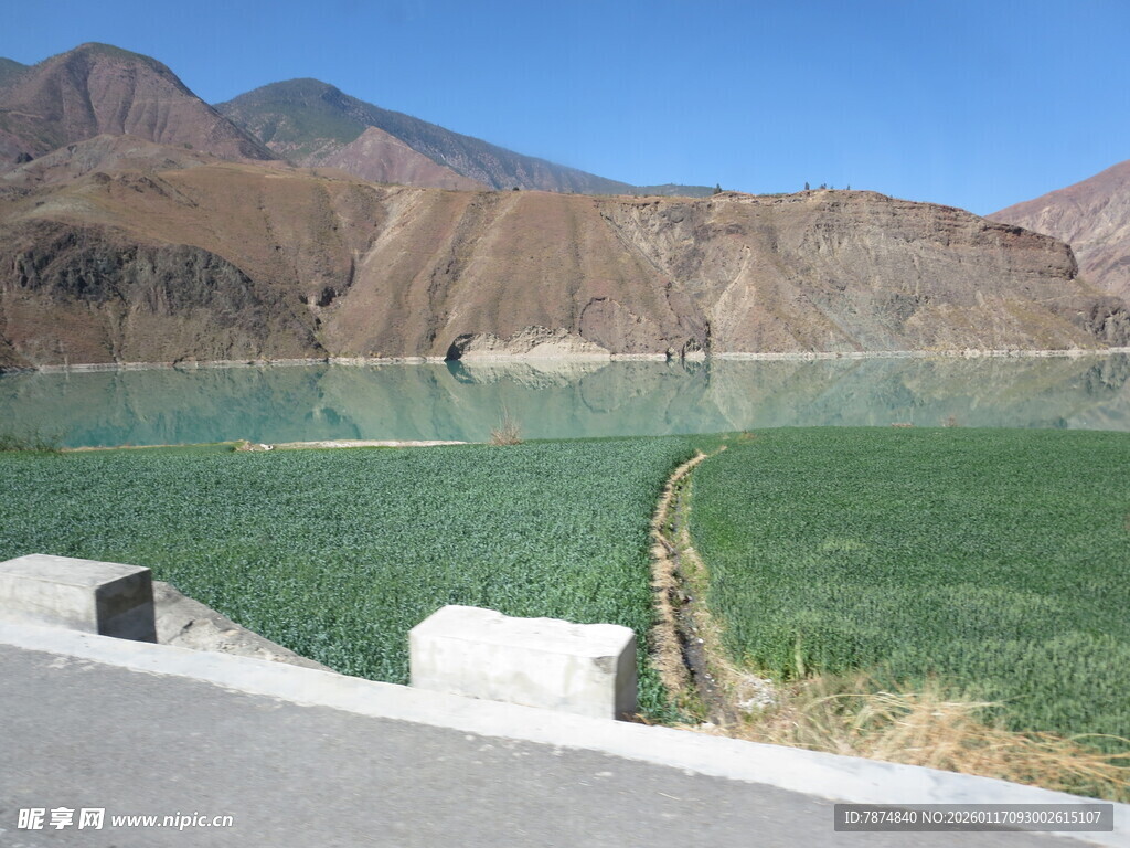 湖畔公路边的壮美山水景