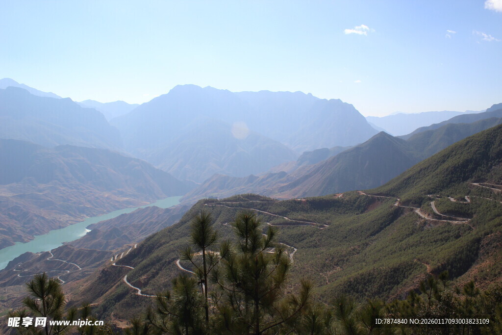 高山间的碧绿河流景观