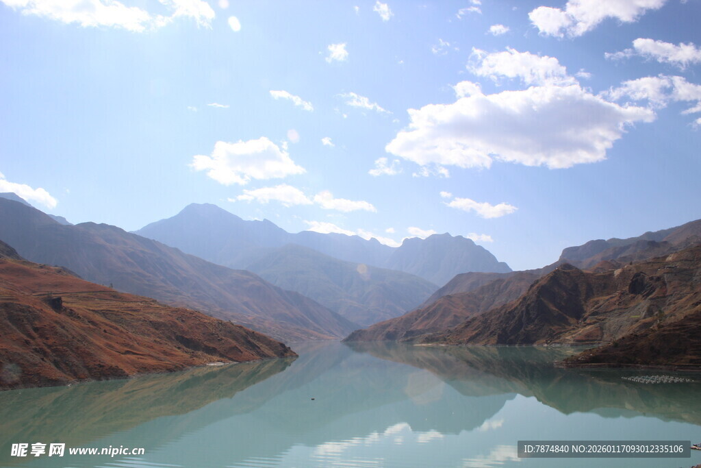 壮丽山水间的静谧湖泊