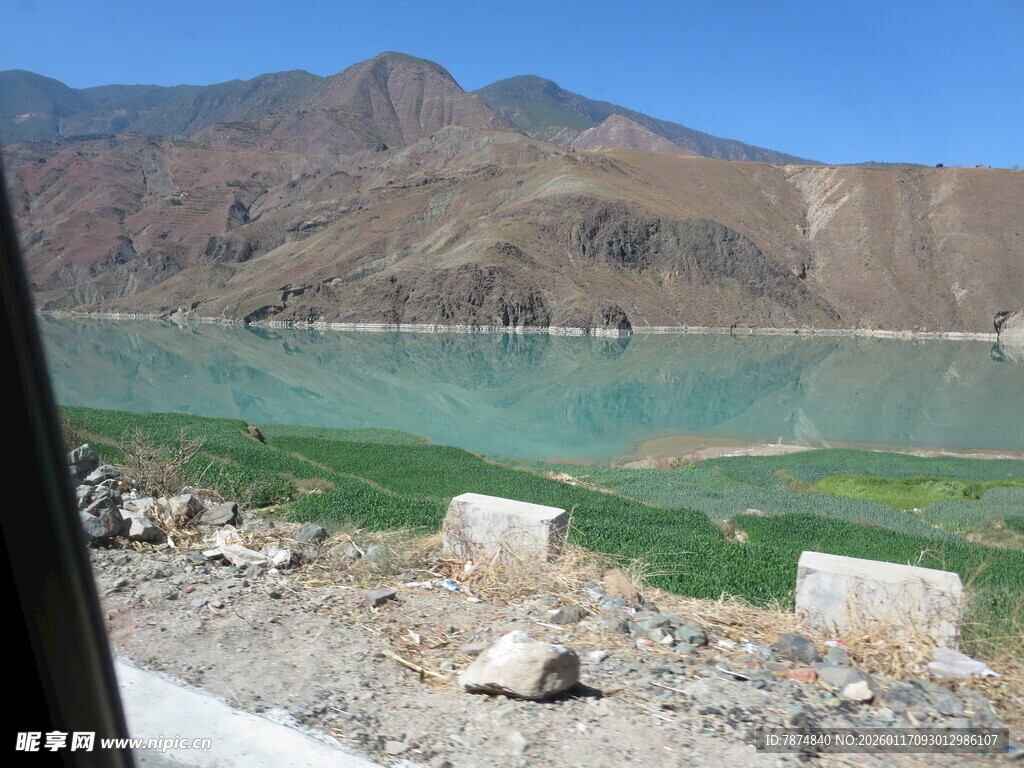 湖畔山色美景