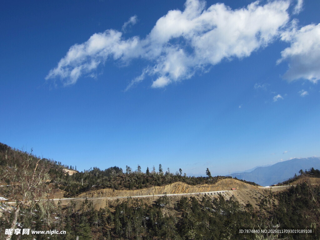 蓝天青山风景图