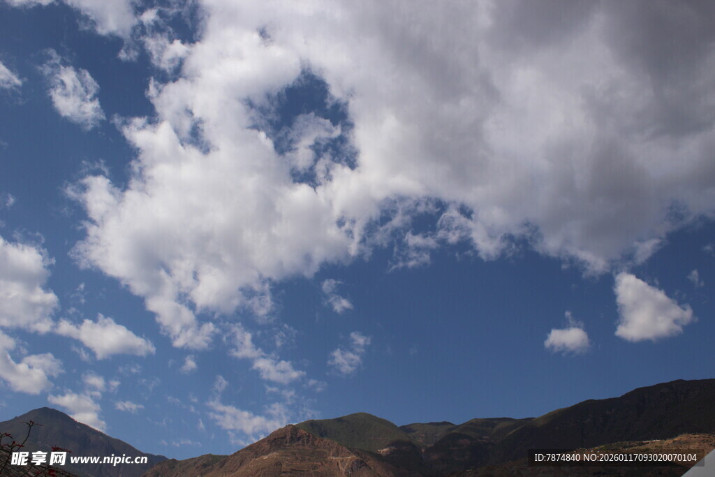 蓝天白云下的山峦美景