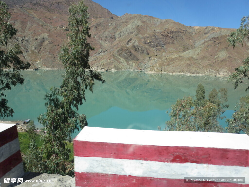 湖畔红白栏杆与远山美景
