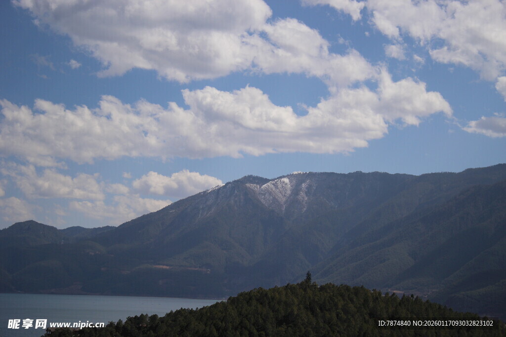 山间湖畔风光