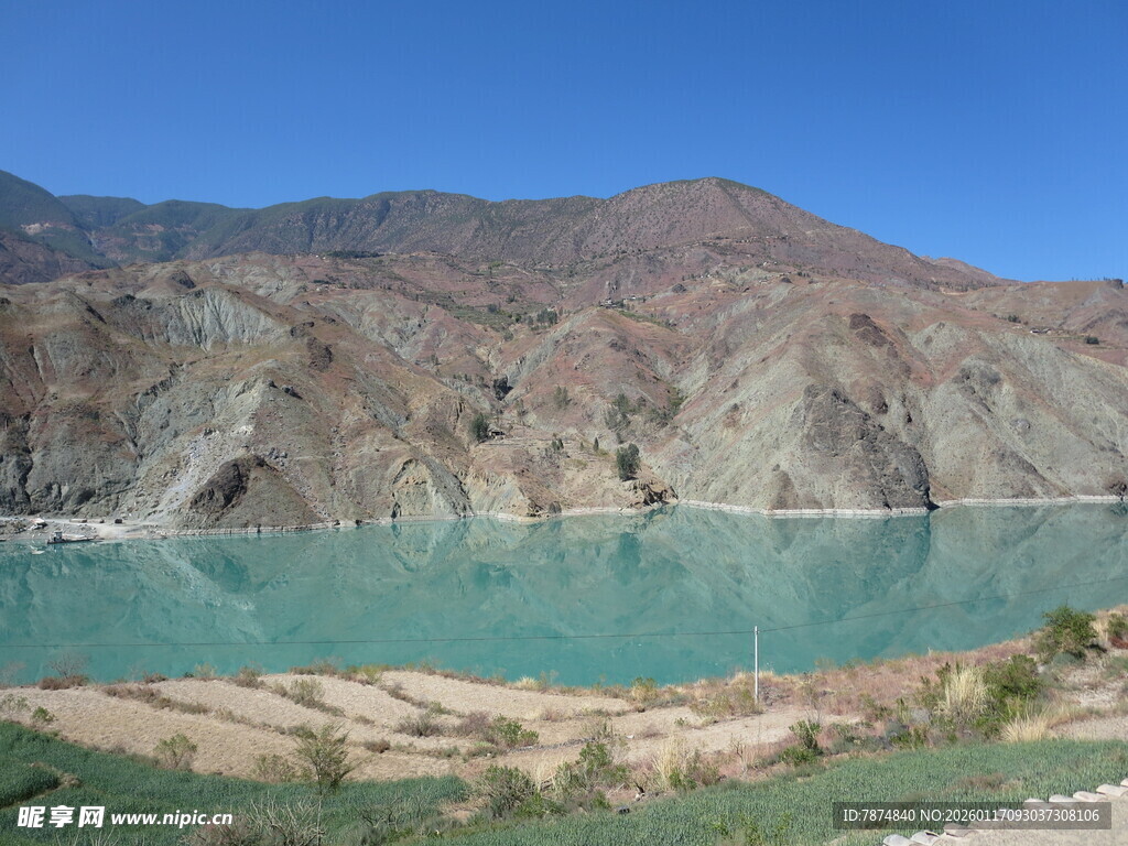 高山下的碧绿湖水