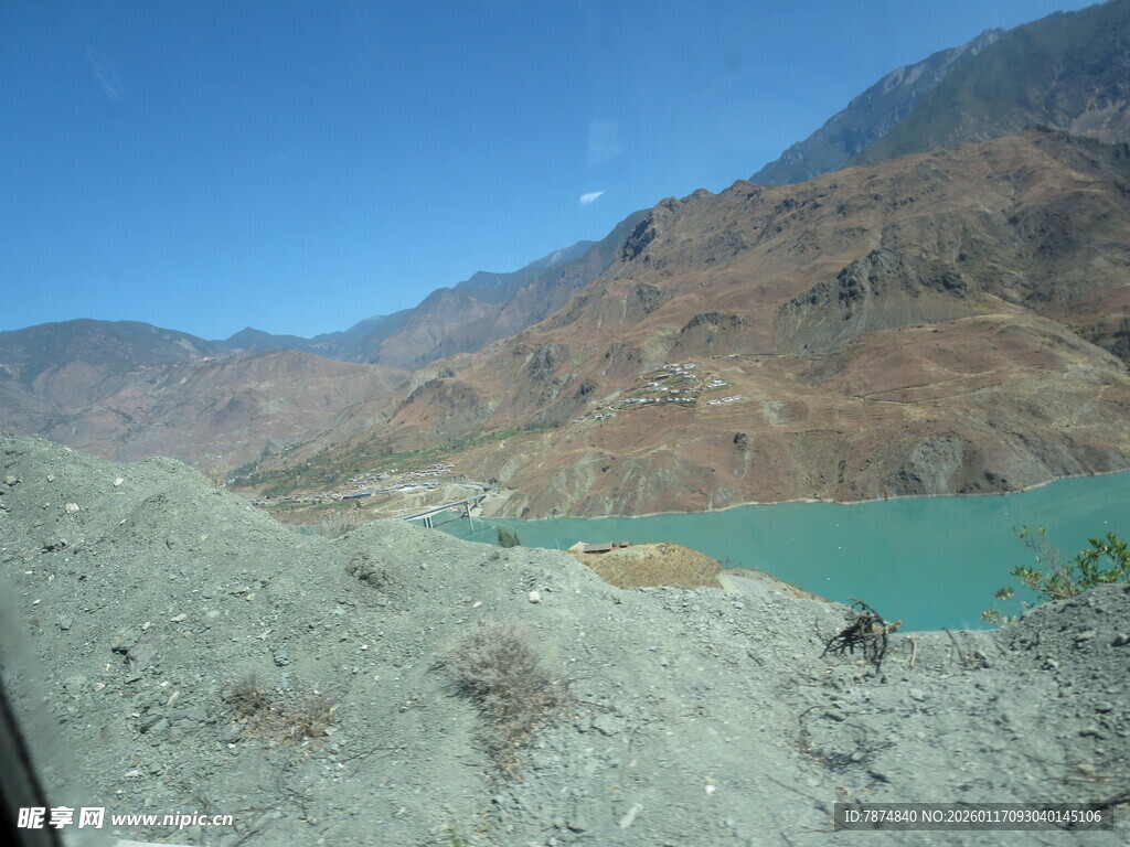 山间碧湖美景