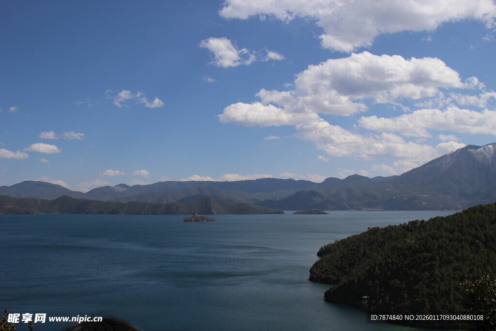 湖畔青山蓝天白云美景