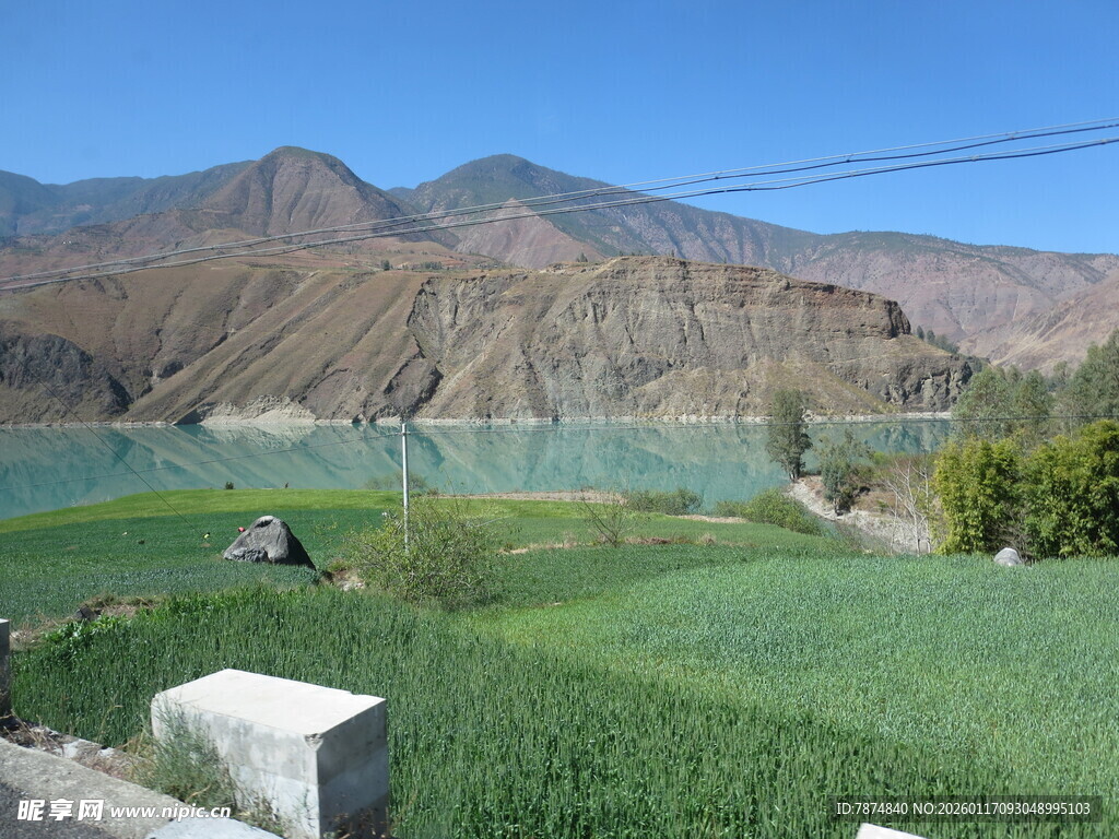 山间绿野与碧水蓝天之景