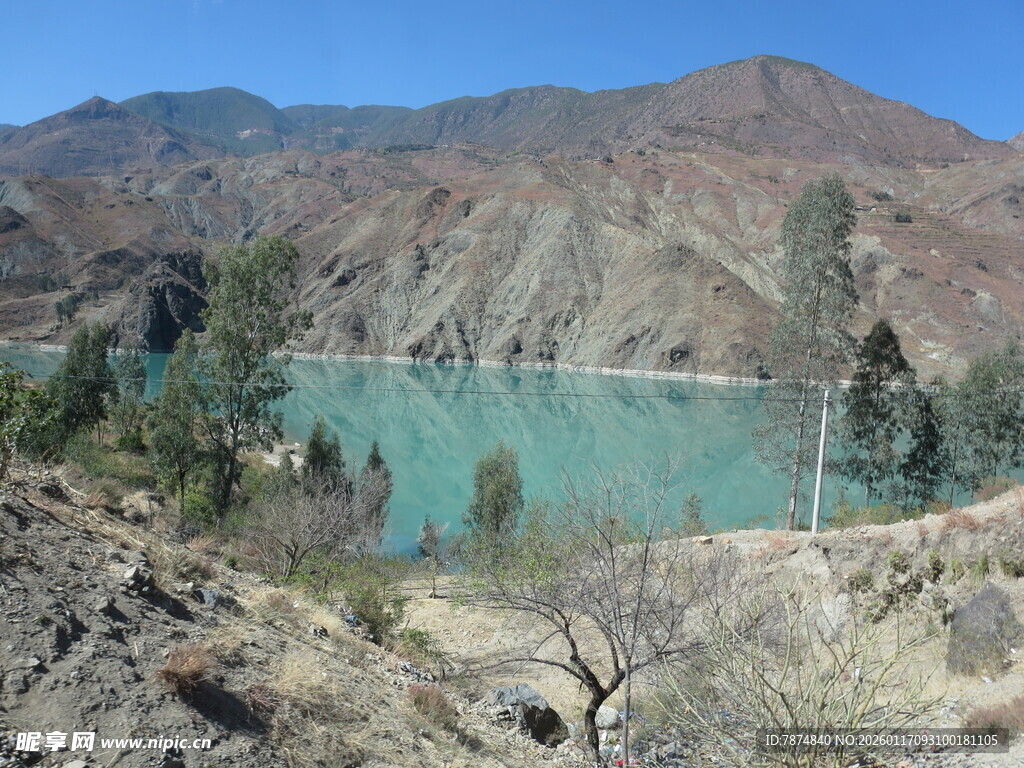 山间碧湖美景