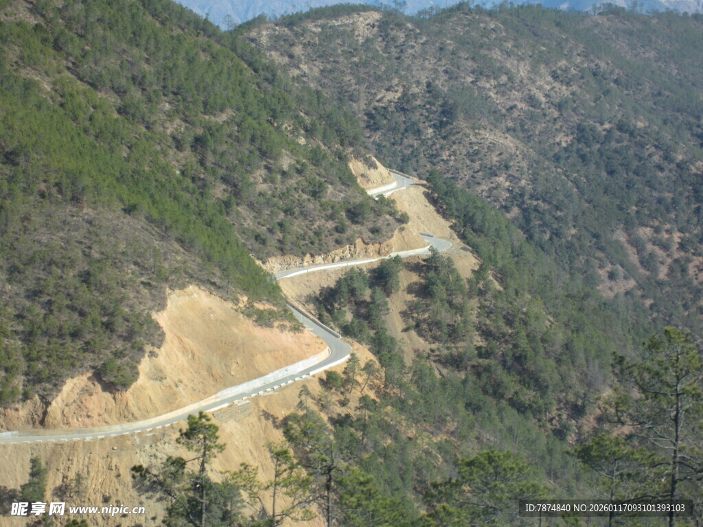 蜿蜒山间公路俯瞰美景