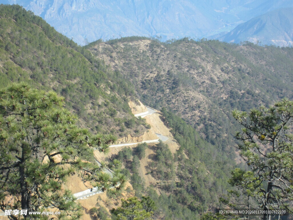 山间蜿蜒公路风景