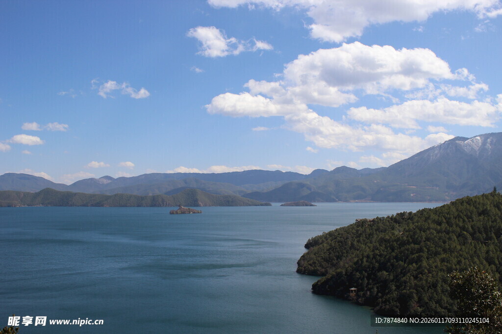 湖畔青山美景