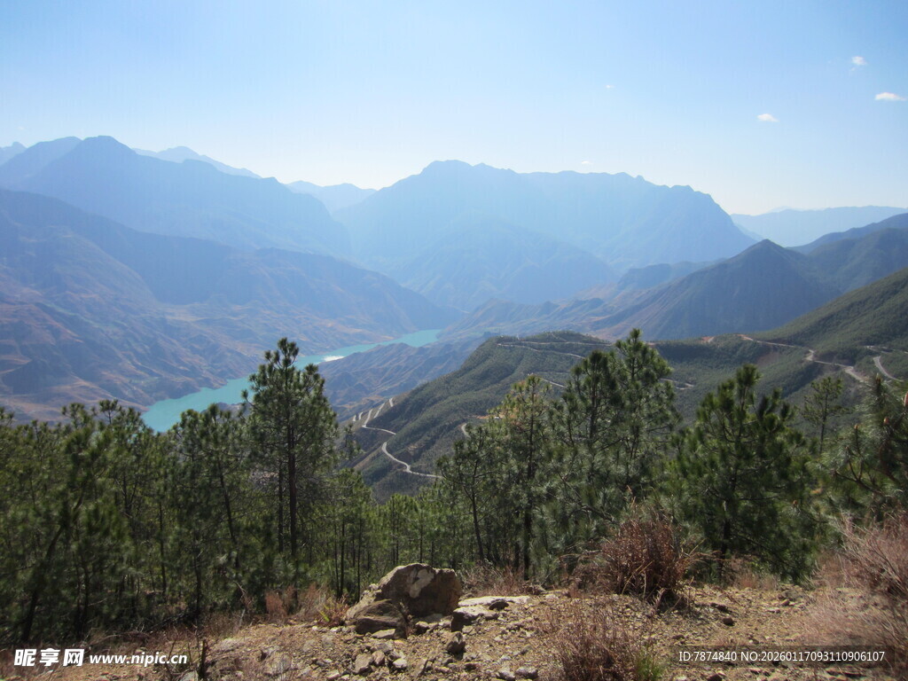 山间湖泊美景
