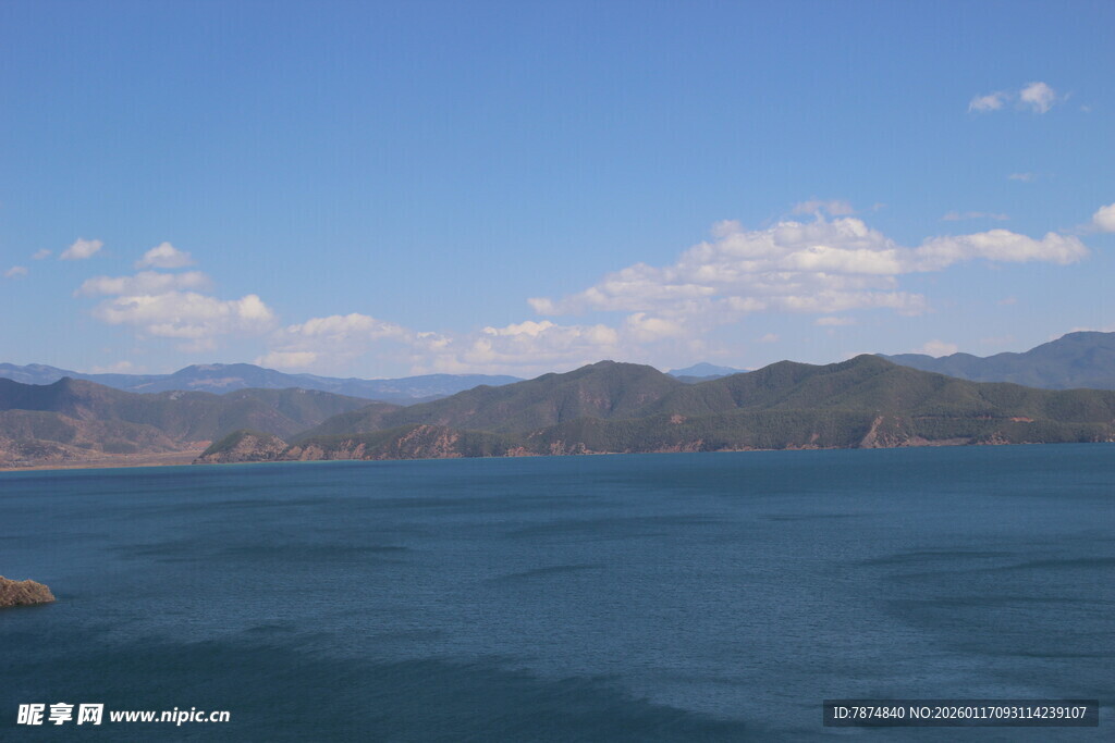 蓝色湖泊与远处山峦