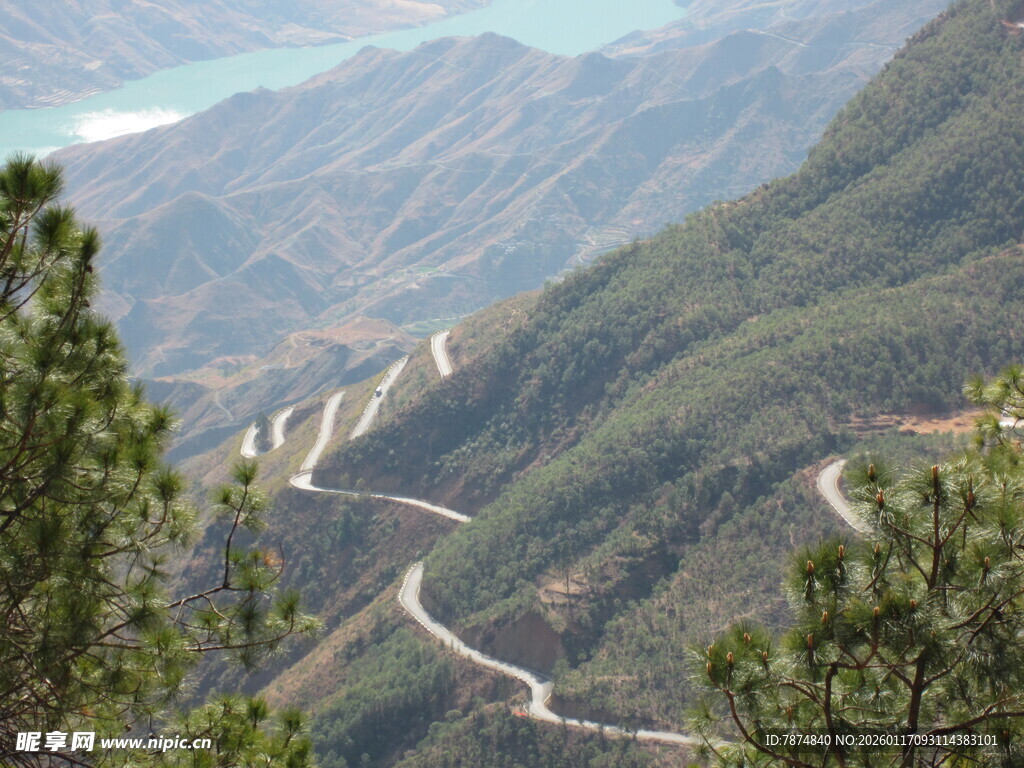 山间蜿蜒公路美景