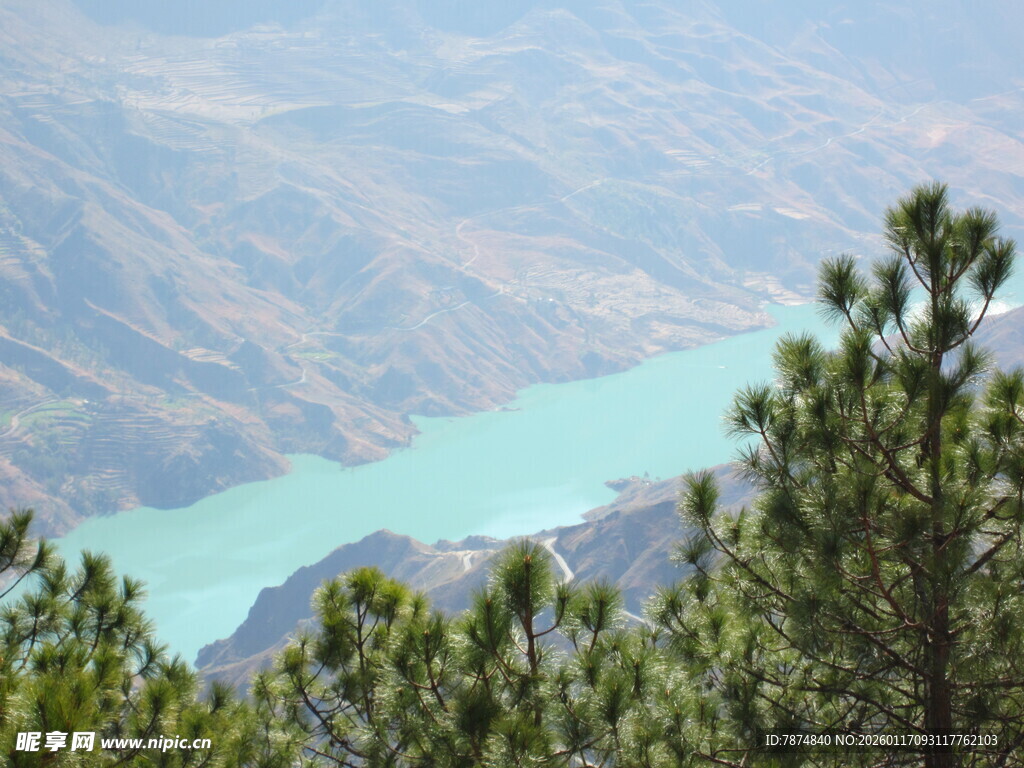 青山绿水间的秀丽湖景
