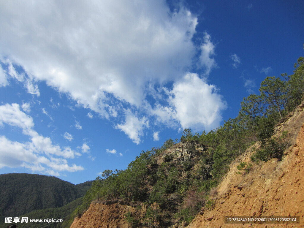 蓝天白云下的山坡美景