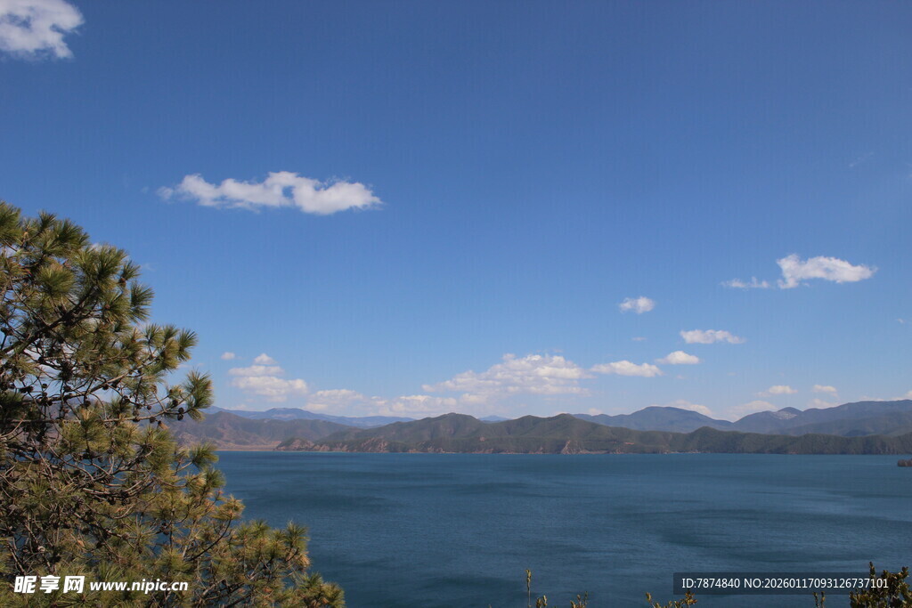 湖畔蓝天绿树美景