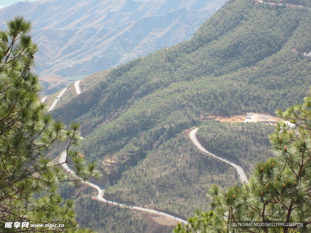 山间蜿蜒公路美景