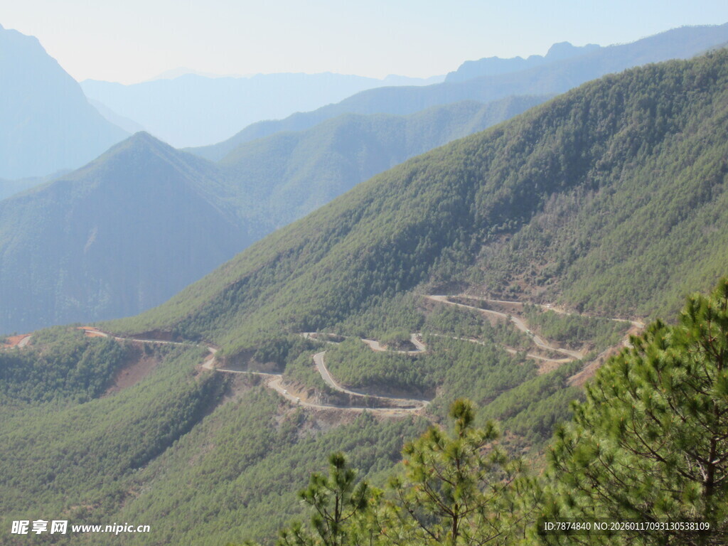 山间蜿蜒公路 绿意盎然