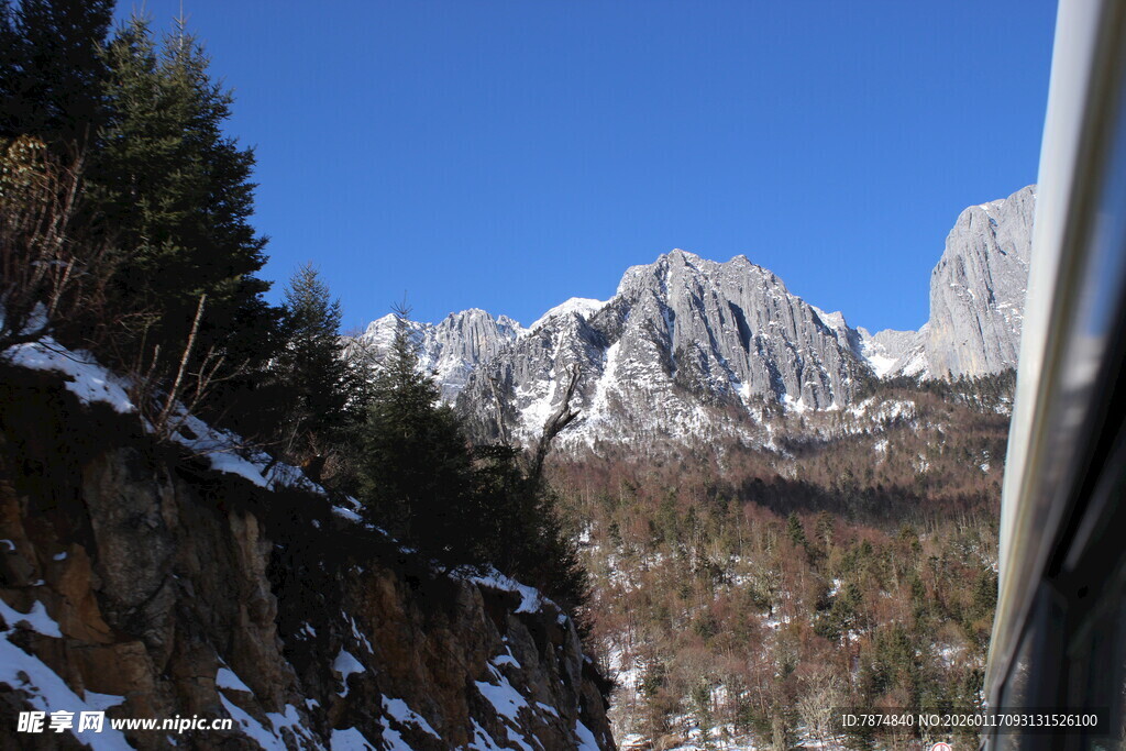 雪山峻岭间的冬日景致