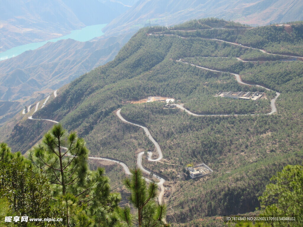 山间蜿蜒公路美景