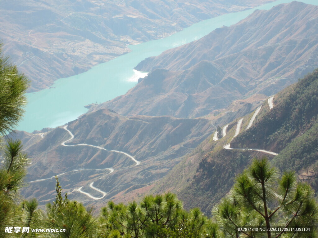 高山间的碧绿蜿蜒河流